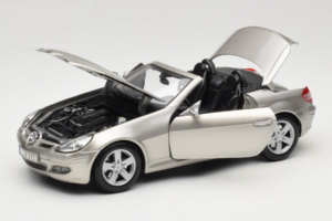Mercedes SLK R171 Licht Brons Metallic Maisto 1:18 31674-R1 Metaal — afbeelding 2 van 8