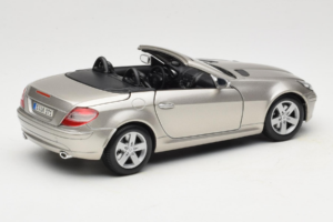 Mercedes SLK R171 Licht Brons Metallic Maisto 1:18 31674-R1 Metaal — afbeelding 3 van 8