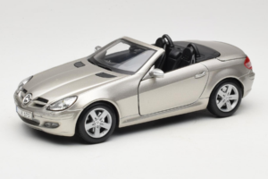 Mercedes SLK R171 Licht Brons Metallic Maisto 1:18 31674-R1 Metaal