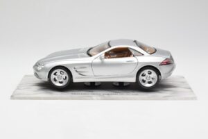 Mercedes SLR Vision Zilver Gelimiteerde Editie Met Aluminium Voet Bburago 1:18 B66962102 Metaal — afbeelding 4 van 8
