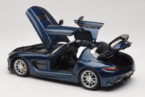 Mercedes SLS AMG Black Series Daytona Blue Metallic Minichamps 1:18 110033026 Metaal — afbeelding 5 van 8