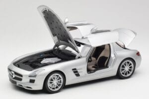 Mercedes SLS AMG C197 Iridium Zilver Minichamps 1:18 100039026 Metaal — afbeelding 2 van 8