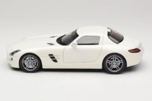 Mercedes SLS AMG Designo Mystic White Museum Edition Minichamps 1:18 B66055551 Metaal — afbeelding 4 van 8