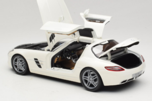 Mercedes SLS AMG Designo Mystic White Museum Edition Minichamps 1:18 B66055551 Metaal — afbeelding 5 van 8