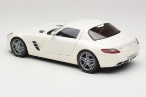 Mercedes SLS AMG Designo Mystic White Museum Edition Minichamps 1:18 B66055551 Metaal — afbeelding 7 van 8