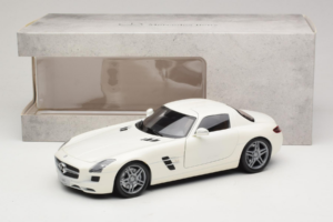 Mercedes SLS AMG Designo Mystic White Museum Edition Minichamps 1:18 B66055551 Metaal — afbeelding 8 van 8