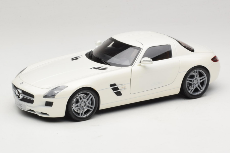 Mercedes SLS AMG Designo Mystic White Museum Edition Minichamps 1:18 B66055551 Metaal