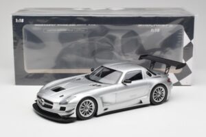Mercedes SLS AMG GT3 C197 Street Zilver Minichamps 1:18 151113100 Metaal — afbeelding 6 van 6