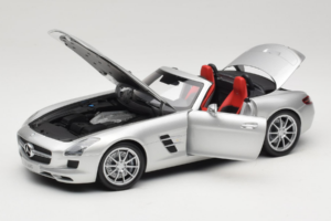 Mercedes SLS AMG Roadster Iridium Zilver Minichamps 1:18 B66960078 Metaal — afbeelding 2 van 8