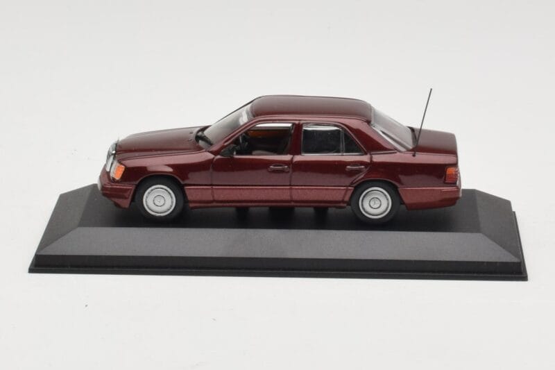 Mercedes W124 Dark Red Metallic Minichamps 1:43 MB002 Metaal