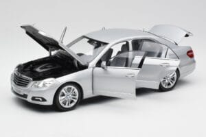 Mercedes E-Klasse W212 Avantgarde Iridium Zilver Lak Uitgave 2 Minichamps 1:18 B66960212-D2 Metaal — afbeelding 2 van 11