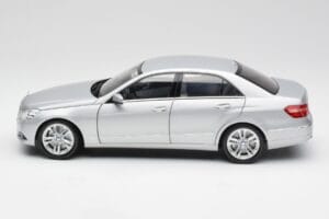 Mercedes E-Klasse W212 Avantgarde Iridium Zilver Lak Uitgave 2 Minichamps 1:18 B66960212-D2 Metaal — afbeelding 4 van 11