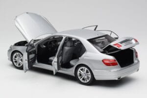 Mercedes E-Klasse W212 Avantgarde Iridium Zilver Lak Uitgave 2 Minichamps 1:18 B66960212-D2 Metaal — afbeelding 5 van 11
