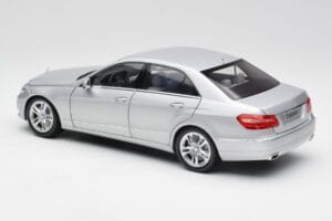 Mercedes E-Klasse W212 Avantgarde Iridium Zilver Lak Uitgave 2 Minichamps 1:18 B66960212-D2 Metaal — afbeelding 7 van 11