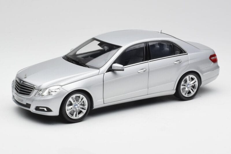 Mercedes E-Klasse W212 Avantgarde Iridium Zilver Lak Uitgave 2 Minichamps 1:18 B66960212-D2 Metaal