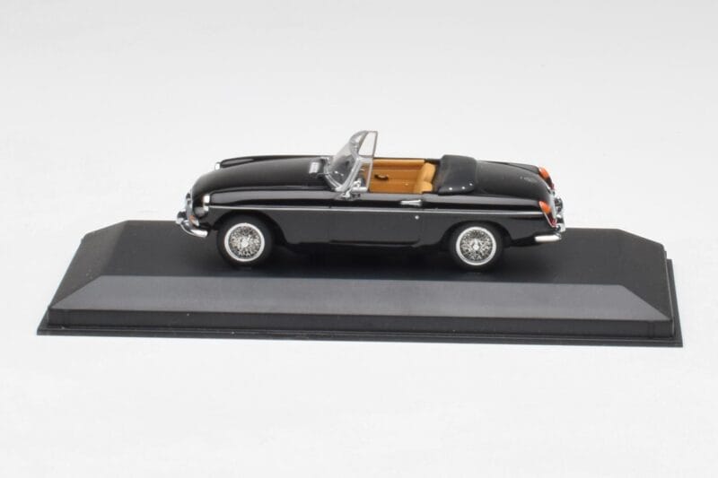 MGB Cabriolet Zwart Minichamps 1:43 430131030 Metaal