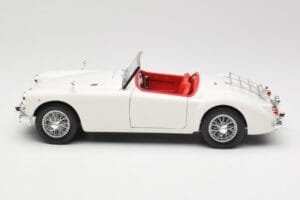 MGA Roadster Old English White Revell 1:18 08455 Metaal — afbeelding 4 van 8