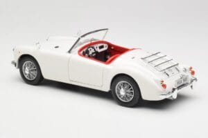 MGA Roadster Old English White Revell 1:18 08455 Metaal — afbeelding 7 van 8