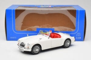 MGA Roadster Old English White Revell 1:18 08455 Metaal — afbeelding 8 van 8