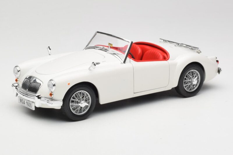 MGA Roadster Old English White Revell 1:18 08455 Metaal