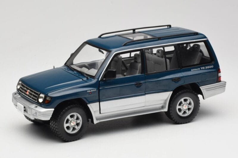 Mitsubishi Pajero V20 LWB Blauw & Zilver Sun Star 1:18 1212 Metaal