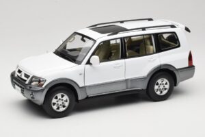 Mitsubishi Pajero V73 Wit YC Model 1:18 241218040103010206 Metaal