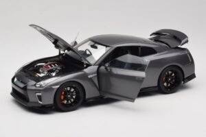 Nissan GT-R R35 Track Edition NISMO Gun Metallic MotorHelix 1:18 M83507 Metaal — afbeelding 2 van 8