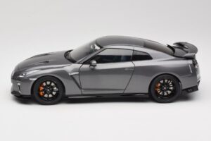 Nissan GT-R R35 Track Edition NISMO Gun Metallic MotorHelix 1:18 M83507 Metaal — afbeelding 4 van 8