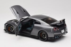 Nissan GT-R R35 Track Edition NISMO Gun Metallic MotorHelix 1:18 M83507 Metaal — afbeelding 5 van 8