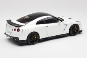 Nissan GT-R R35 Track Edition NISMO Pearl White MotorHelix 1:18 M83518 Metaal — afbeelding 3 van 8