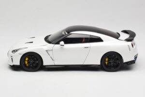 Nissan GT-R R35 Track Edition NISMO Pearl White MotorHelix 1:18 M83518 Metaal — afbeelding 4 van 8