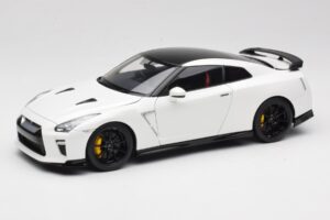Nissan GT-R R35 Track Edition NISMO Pearl White MotorHelix 1:18 M83518 Metaal