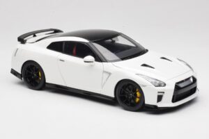 Nissan GT-R R35 Track Edition NISMO Pearl White MotorHelix 1:18 M83518 Metaal — afbeelding 6 van 8