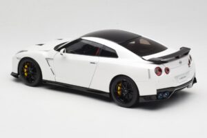 Nissan GT-R R35 Track Edition NISMO Pearl White MotorHelix 1:18 M83518 Metaal — afbeelding 7 van 8