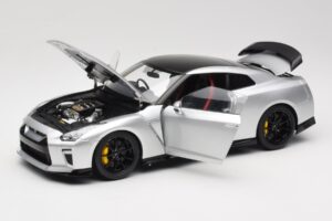 Nissan GT-R R35 Track Edition NISMO T-Spec Ultimate Metal Silver MotorHelix 1:18 M83517 Metaal — afbeelding 2 van 8