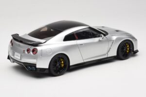 Nissan GT-R R35 Track Edition NISMO T-Spec Ultimate Metal Silver MotorHelix 1:18 M83517 Metaal — afbeelding 3 van 8
