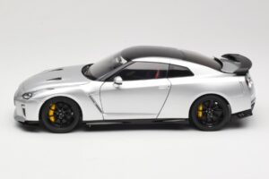 Nissan GT-R R35 Track Edition NISMO T-Spec Ultimate Metal Silver MotorHelix 1:18 M83517 Metaal — afbeelding 4 van 8