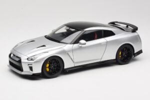 Nissan GT-R R35 Track Edition NISMO T-Spec Ultimate Metal Silver MotorHelix 1:18 M83517 Metaal