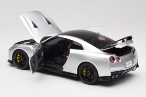 Nissan GT-R R35 Track Edition NISMO T-Spec Ultimate Metal Silver MotorHelix 1:18 M83517 Metaal — afbeelding 5 van 8