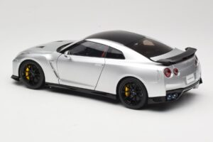 Nissan GT-R R35 Track Edition NISMO T-Spec Ultimate Metal Silver MotorHelix 1:18 M83517 Metaal — afbeelding 7 van 8