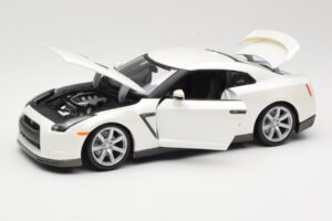 Nissan GT-R R35 Wit Bburago 1:18 18-12079 Metaal — afbeelding 2 van 8