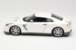 Nissan GT-R R35 Wit Bburago 1:18 18-12079 Metaal — afbeelding 4 van 8