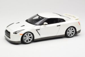 Nissan GT-R R35 Wit Bburago 1:18 18-12079 Metaal