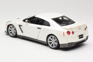 Nissan GT-R R35 Wit Bburago 1:18 18-12079 Metaal — afbeelding 7 van 8