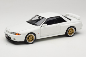 Nissan Skyline GT-R R32 V-Spec II Tuned Crystal White AUTOart 1:18 77416 Metaal
