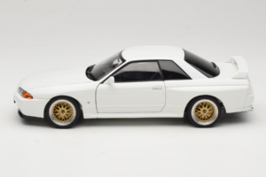 Nissan Skyline GT-R R32 V-Spec II Tuned Crystal White AUTOart 1:18 77416 Metaal — afbeelding 4 van 8