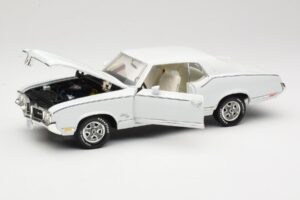 Oldsmobile Cutlass SX Wit ERTL 1:18 33775 Metaal — afbeelding 2 van 8