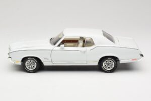 Oldsmobile Cutlass SX Wit ERTL 1:18 33775 Metaal — afbeelding 4 van 8