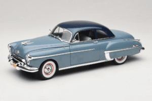 Oldsmobile 88 Blauw Grease Auto World 1:18 AWSS103/06 Metaal