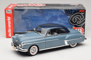 Oldsmobile 88 Blauw Grease Auto World 1:18 AWSS103/06 Metaal — afbeelding 8 van 8